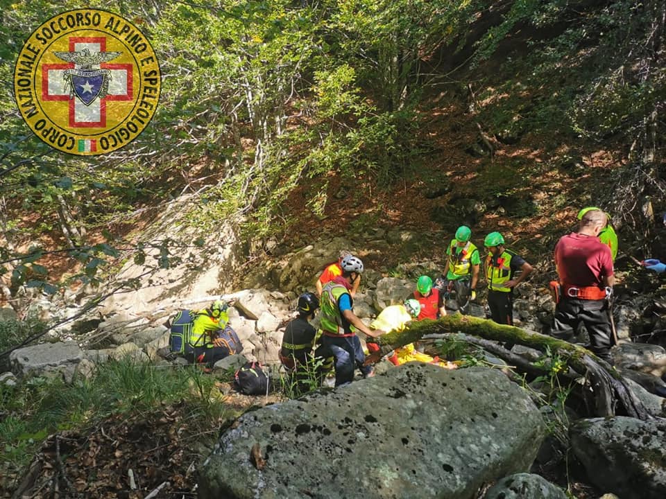 Cade in un dirupo mentre cerca funghi
