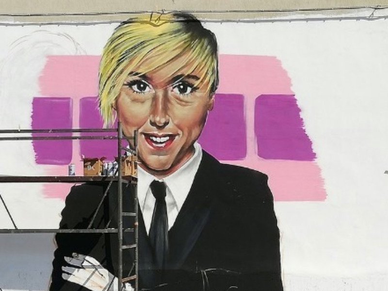 Il sorriso di Nadia Toffa impresso nella città che l’aveva adottata