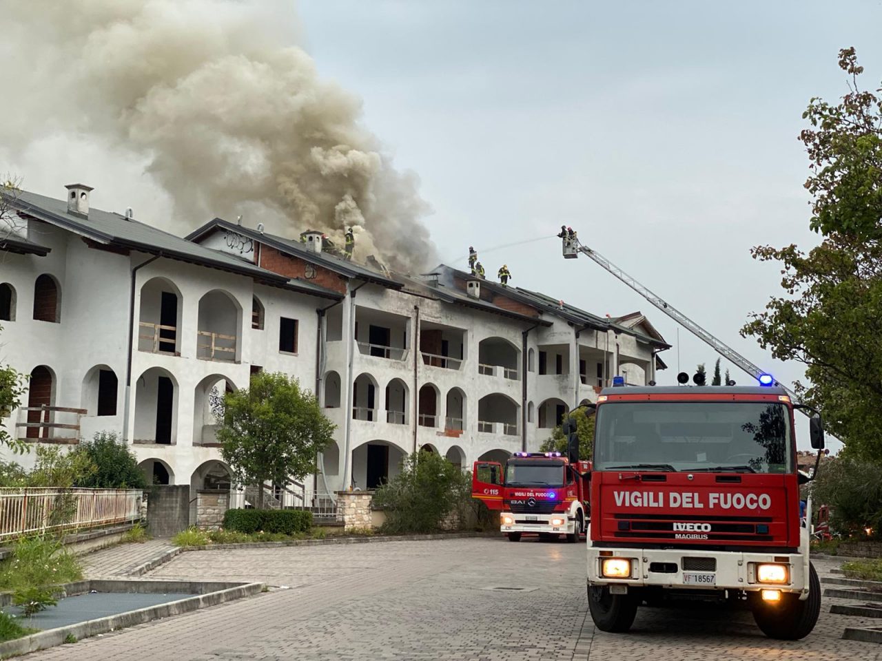 A fuoco un residence sul Garda – LE FOTO