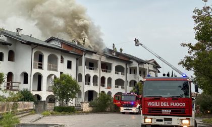 A fuoco un residence sul Garda - LE FOTO