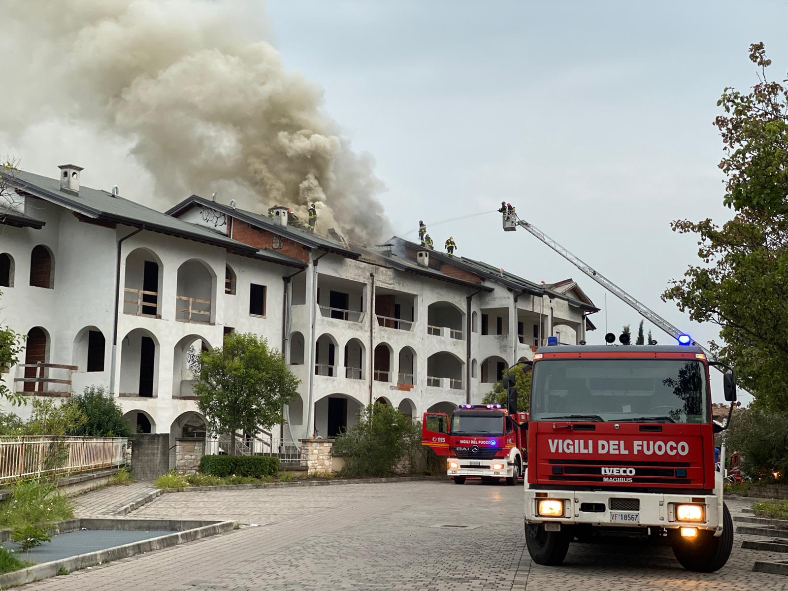 a fuoco un residence Toscolano Maderno