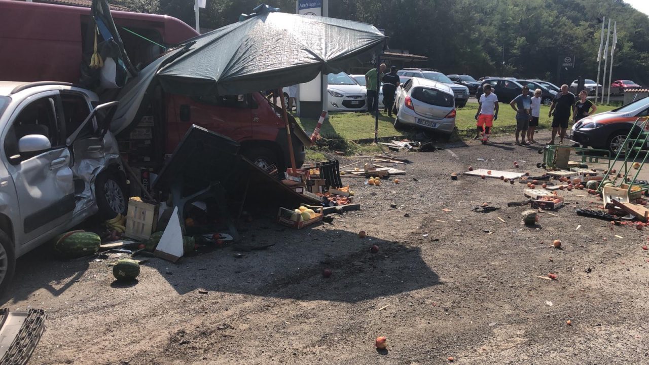 Perde il controllo, colpisce un’auto e poi il fruttivendolo: quattro feriti VIDEO