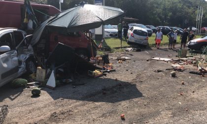 Perde il controllo, colpisce un’auto e poi il fruttivendolo: quattro feriti VIDEO