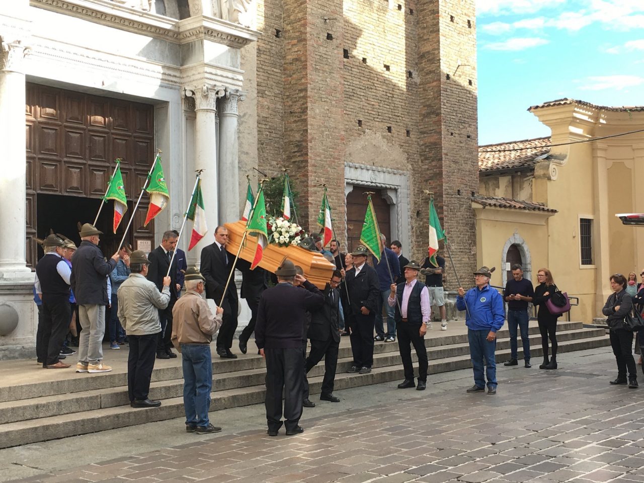 Ultimo commosso saluto all’alpino Bigio Lazzari in Duomo a Salò
