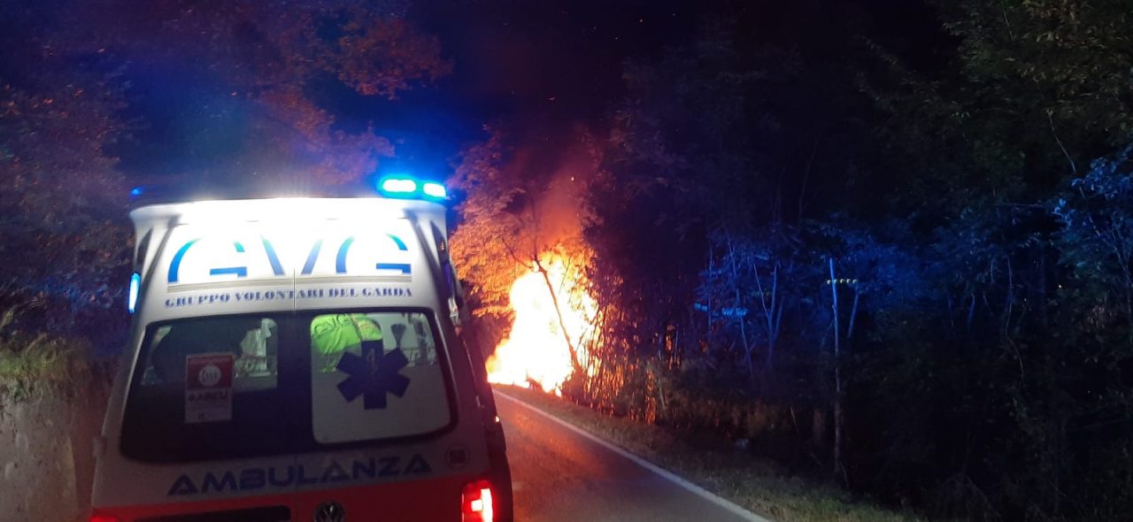 Auto si ribalta e va in fiamme a San Felice del Benaco