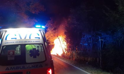 Auto si ribalta e va in fiamme a San Felice del Benaco