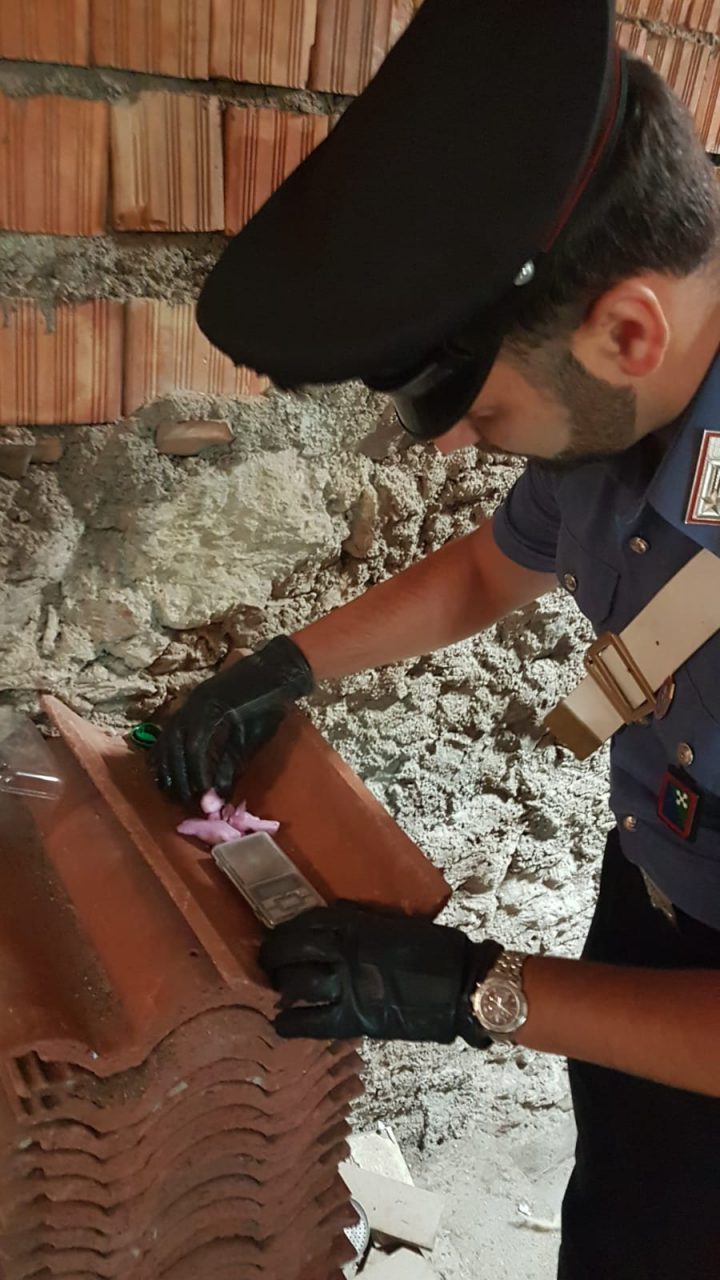 Nasconde la droga sotto le tegole in mansarda, pusher arrestato dai carabinieri