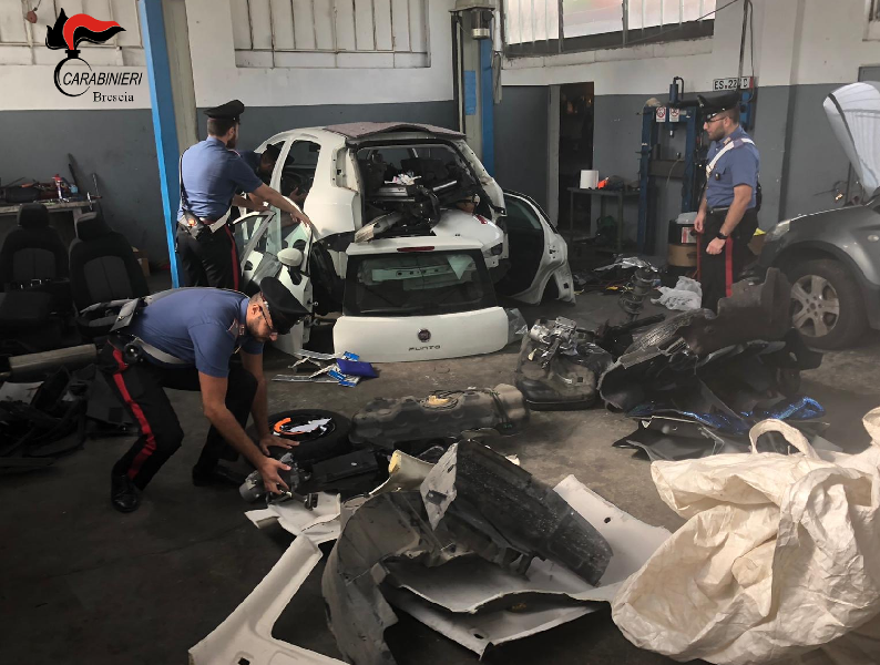 Smontavano auto rubate: in manette due uomini