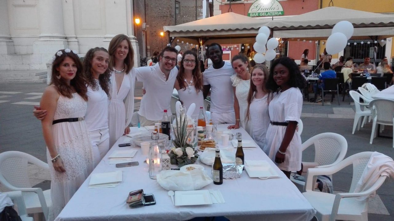 Strepitoso successo per la cena in bianco a Montichiari FOTO