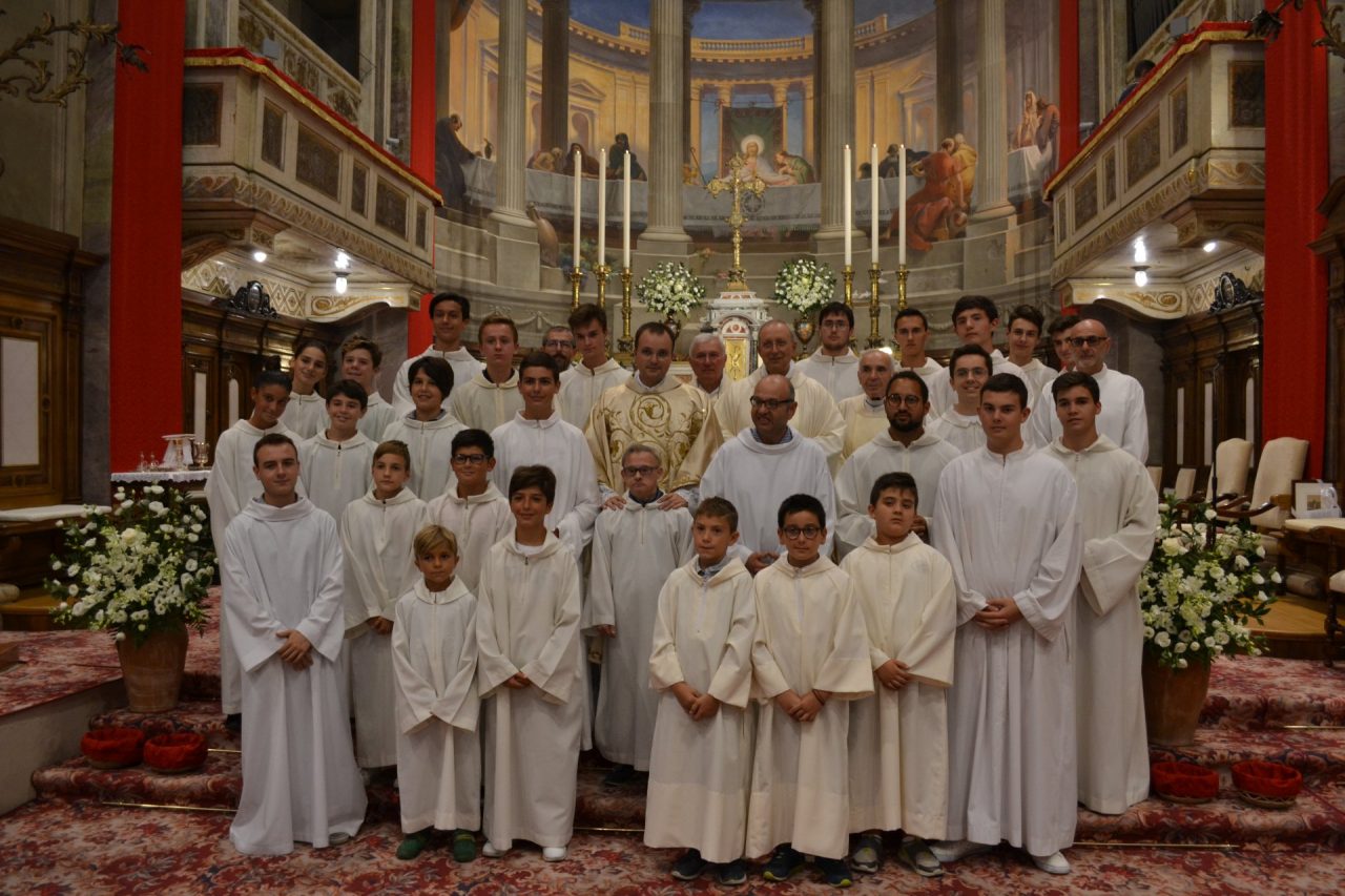 Il commosso saluto di Iseo al curato, don Michele Tomasoni