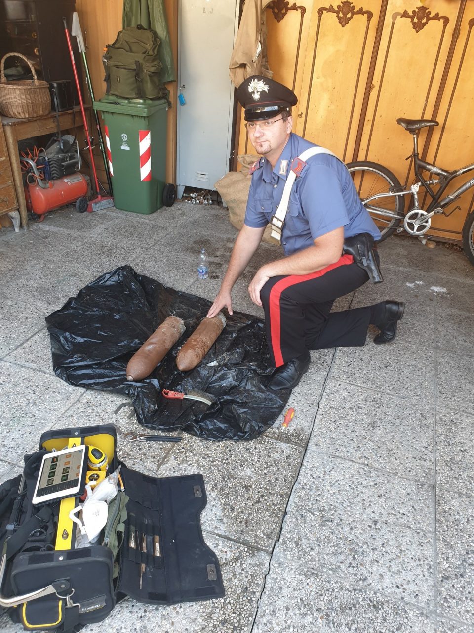 56enne usa due granate come ornamento del tetto