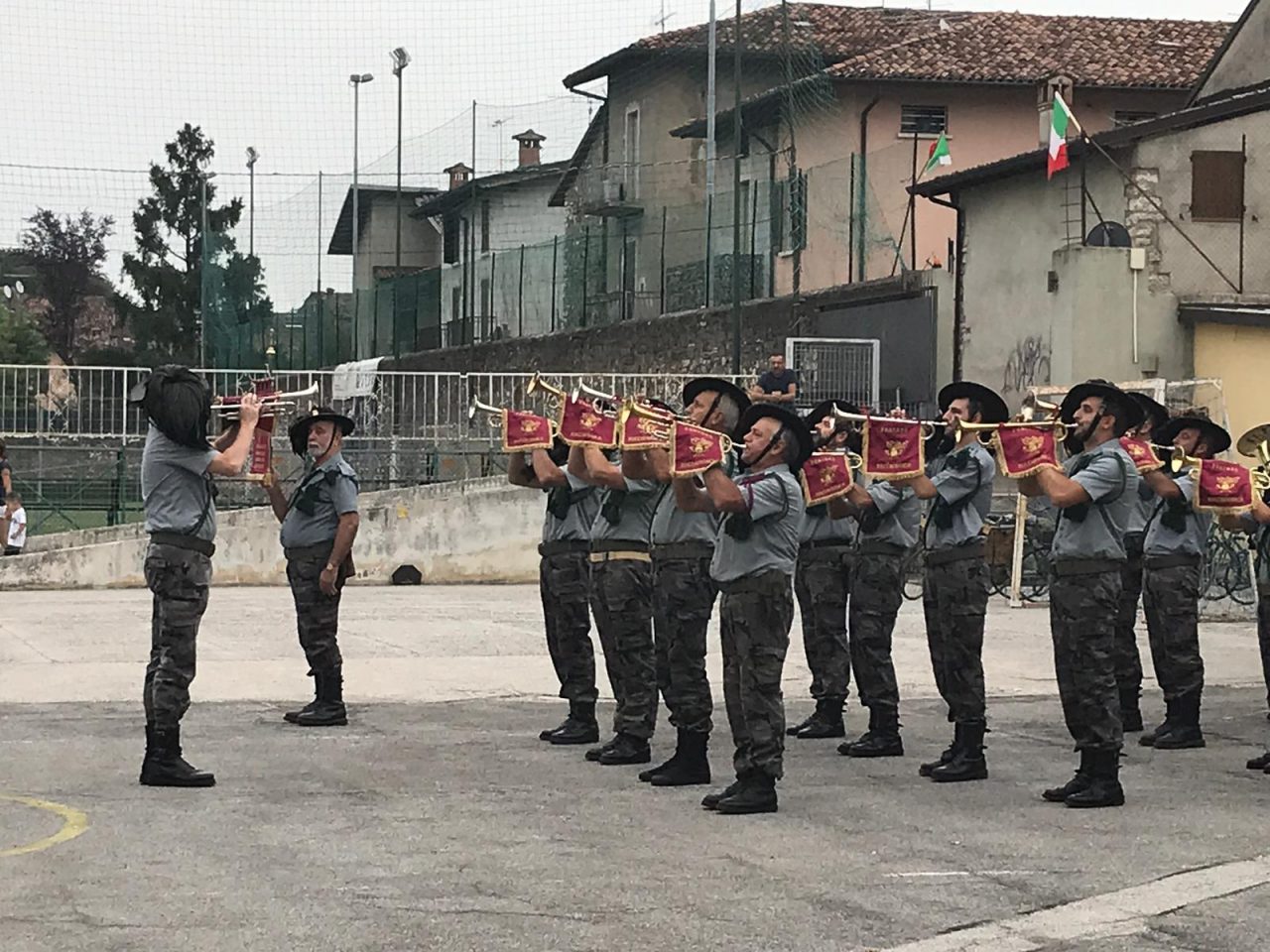 Bersaglieri da tutta la provincia sfilano a Castenedolo VIDEO