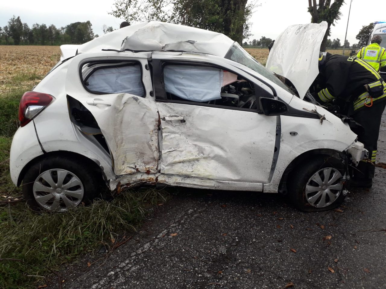 Esce di strada e finisce contro un albero