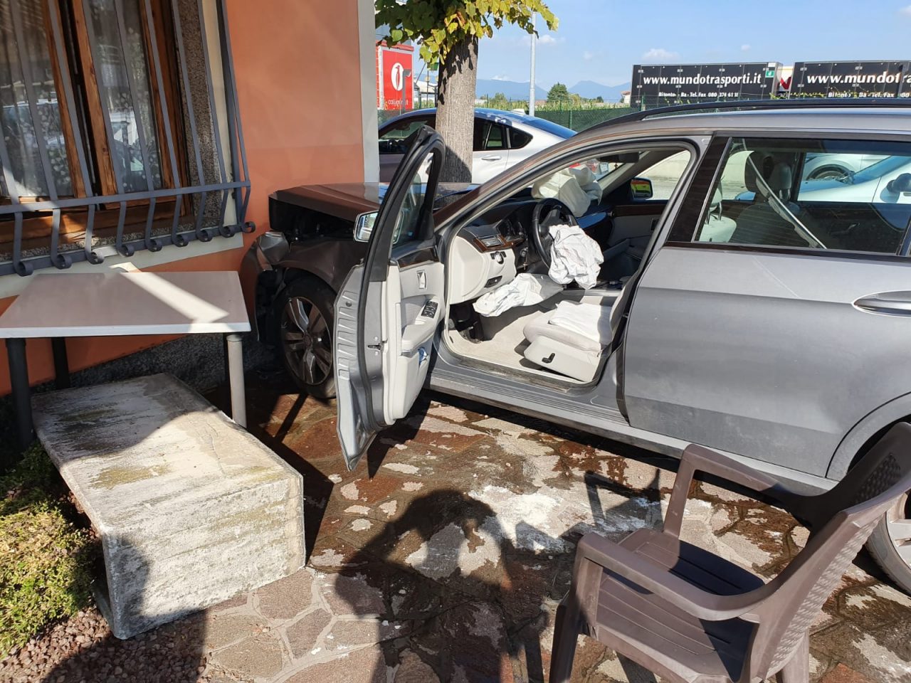 Con l’auto contro i tavolini della trattoria, sfiorata la tragedia