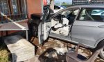 Con l'auto contro i tavolini della trattoria, sfiorata la tragedia