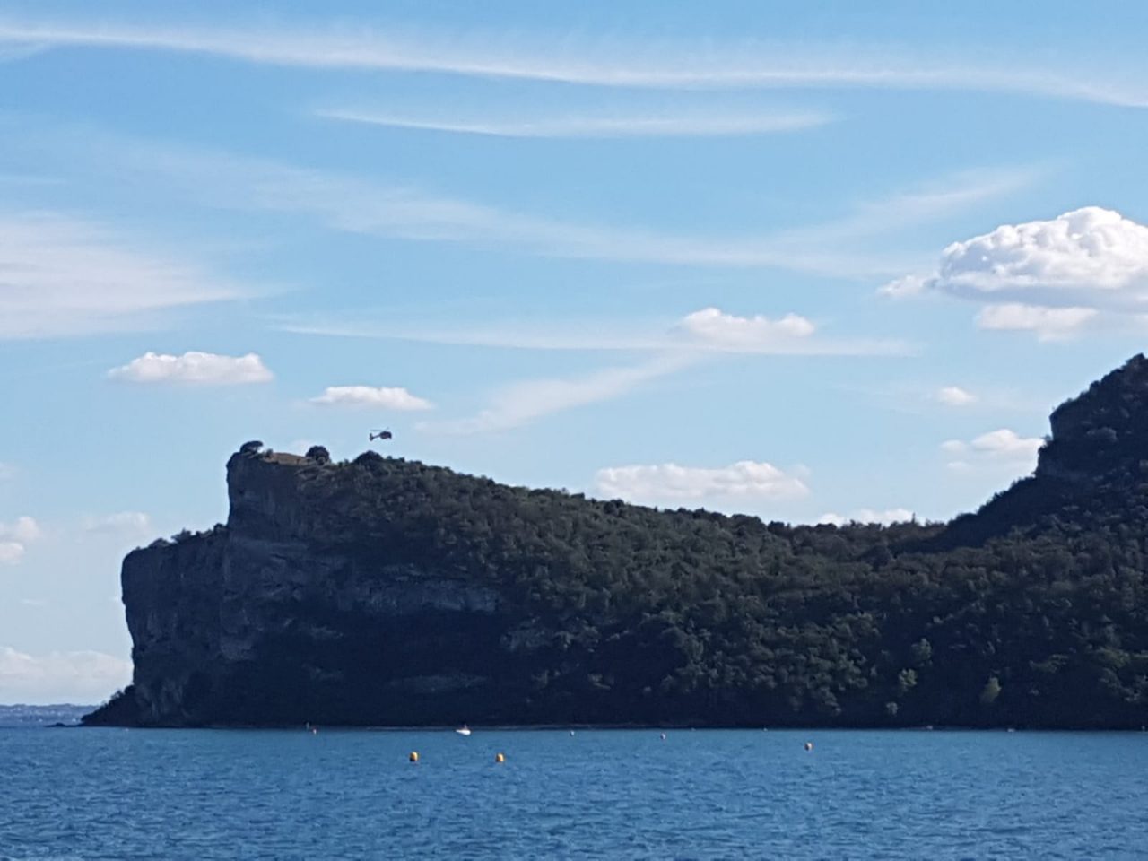 Precipita a Manerba del Garda: allertati elisoccorso e Guardia Costiera