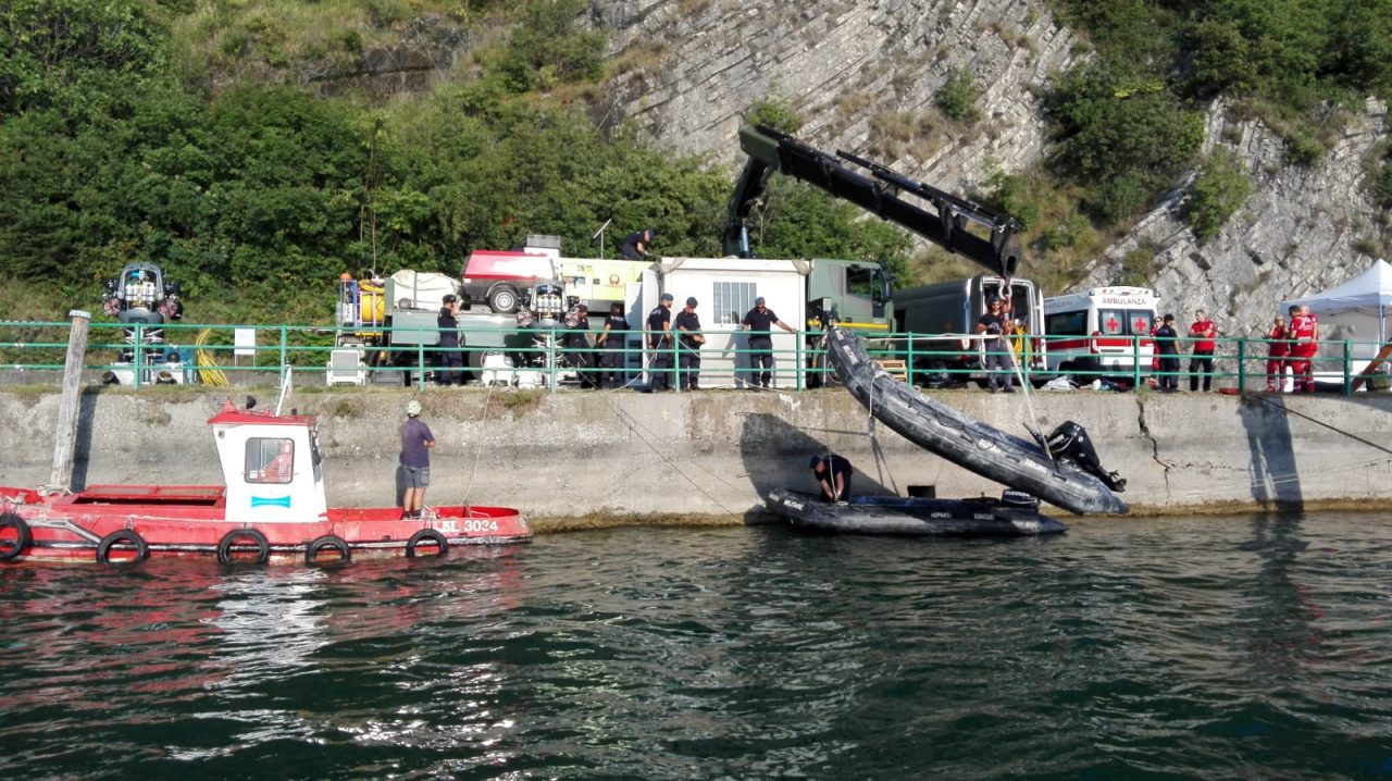 Giallo del Sebino: si lavora per portare in superficie l’auto col cadavere VIDEO