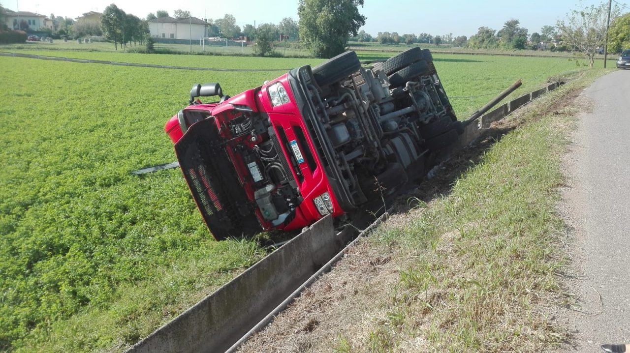 Mezzo pesante ribaltato in via Parmina a Montichiari