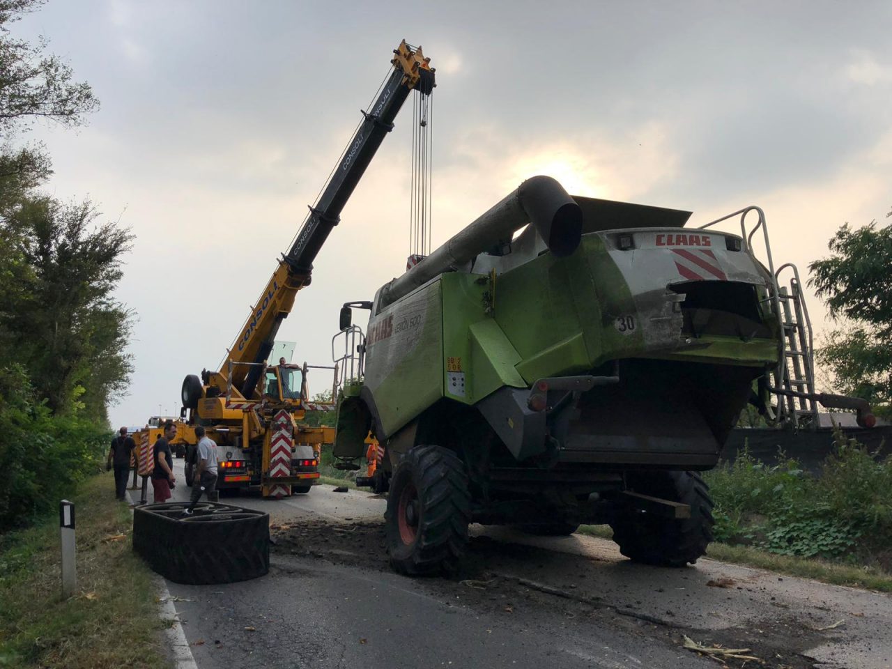 Maxi recupero di una mietitrebbia tra Corzano e Orzinuovi
