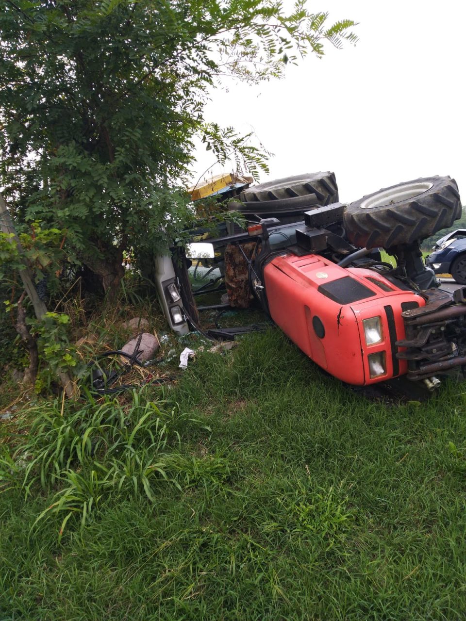 Scontro a Cazzago San Martino, si ribalta un trattore