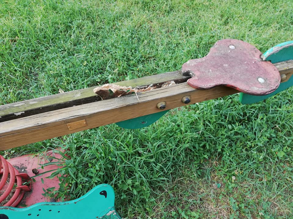 Vandali in azione nei parchi di Borgo San Giacomo