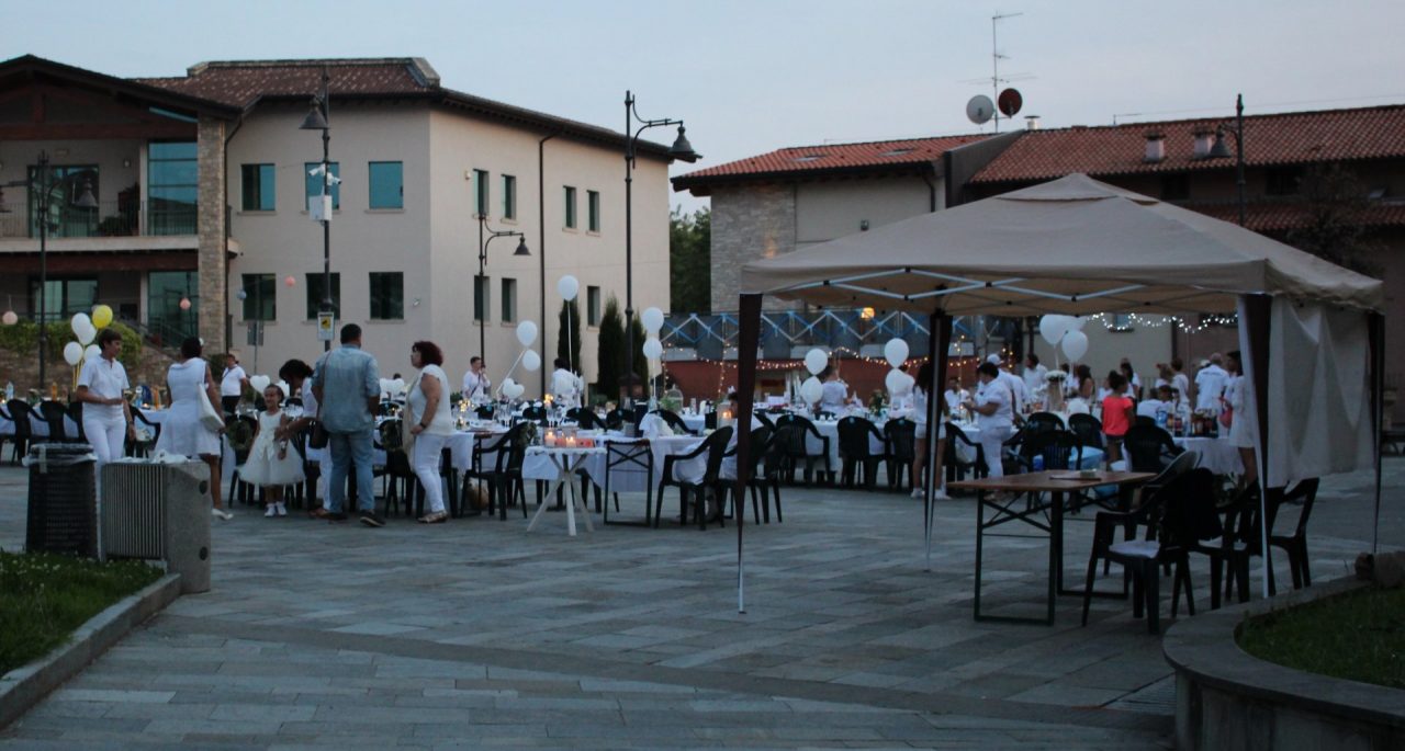 La piazza di Capriolo si colora di bianco per la cena della Pro Loco