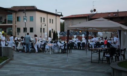 La piazza di Capriolo si colora di bianco per la cena della Pro Loco