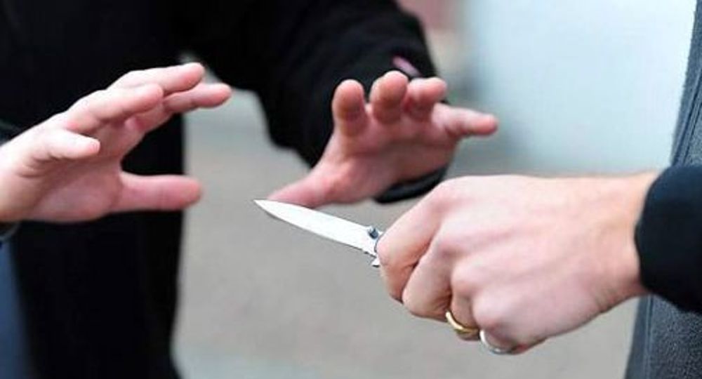 Tenta la rapina armato di coltello, poi torna per chiedere scusa: arrestato