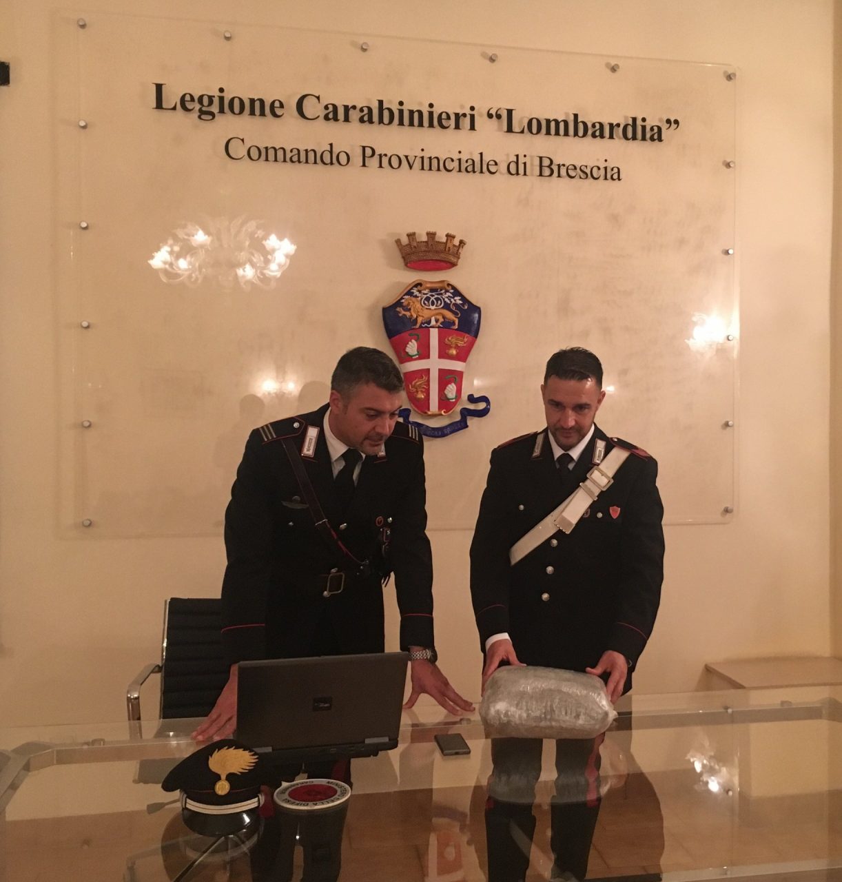 Il papà fa scoprire il figlio spacciatore