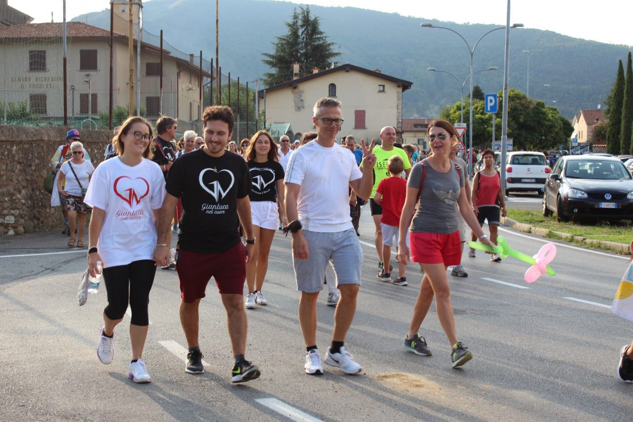 In centinaia alla camminata benefica in ricordo di Gianluca