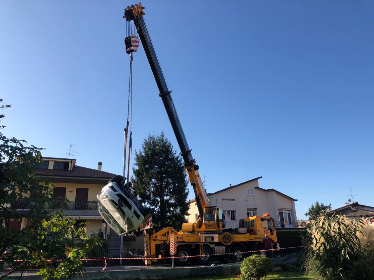 Ribaltamento a Palazzolo: illeso l’autista