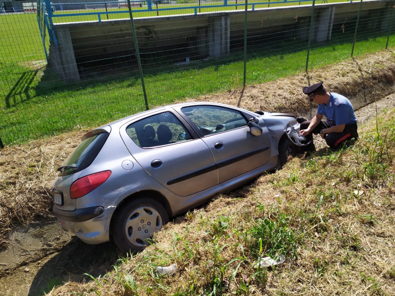 Perde il controllo dell’auto e finisce nel fosso a Offlaga