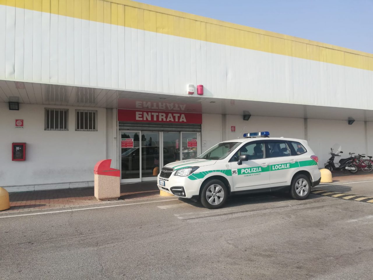 Lite fuori dal supermercato a Rovato