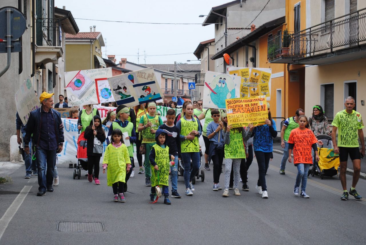 Manifestazione pacifica a Travagliato: in centinaia per dire “Basta veleni”