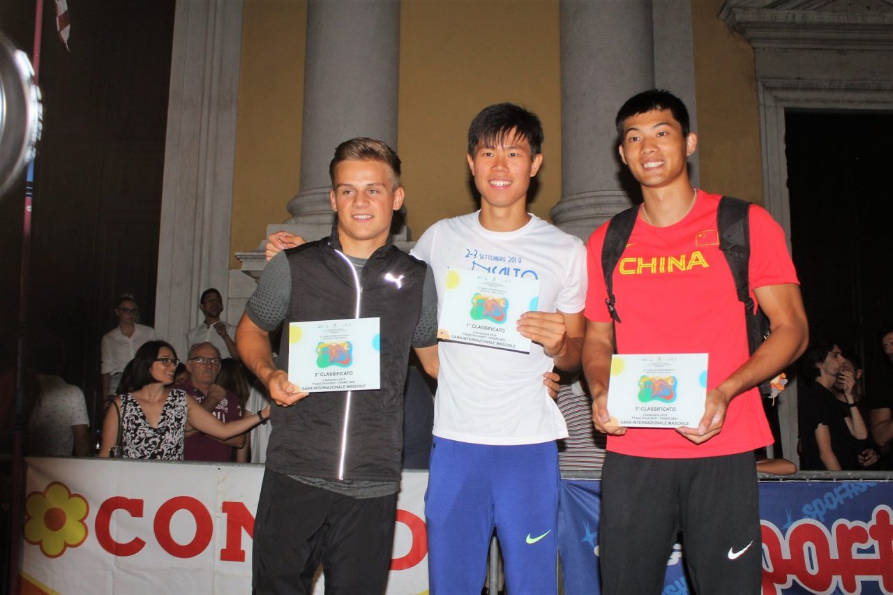 Emozioni con il salto con l’asta in piazza: stasera invece alle Quadre c’è Arisa