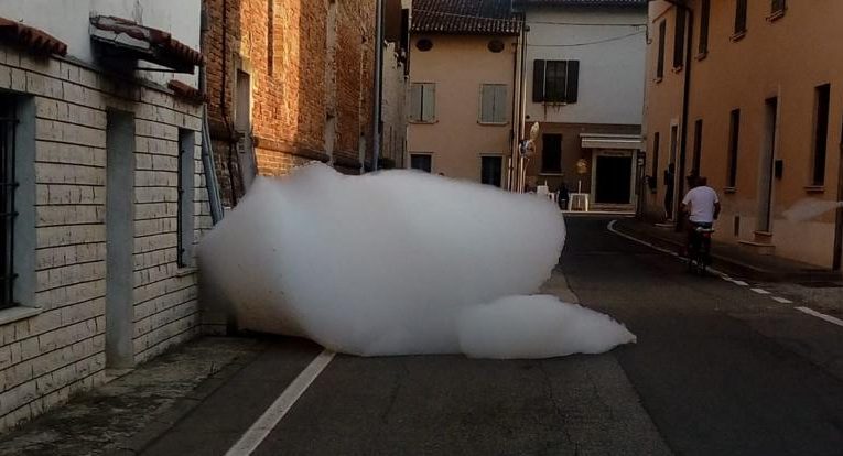 Esce schiuma dai fossati e invade le vie – AGGIORNAMENTO