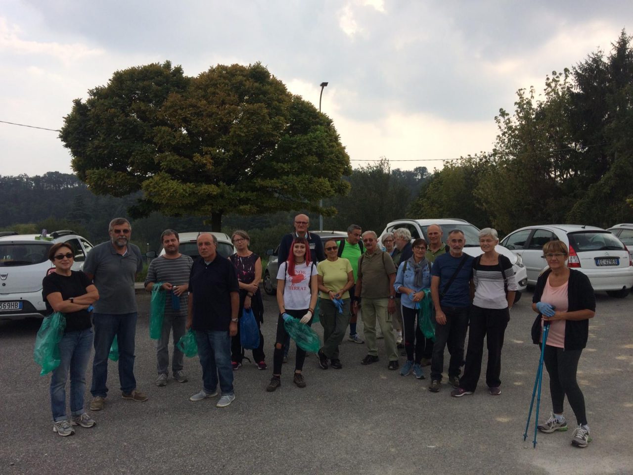 A Lonato pulizia delle colline con guanti e sacchetti