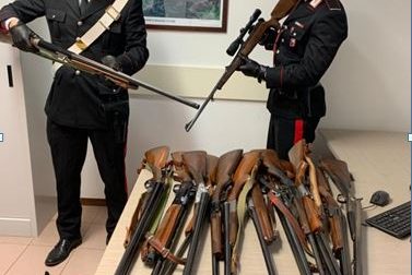Imbraccia un fucile da caccia e minaccia di suicidarsi, salvato dai Carabinieri