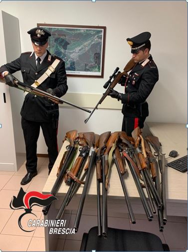 Imbraccia un fucile da caccia e minaccia di suicidarsi, salvato dai Carabinieri