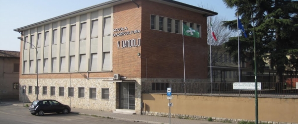 Cade l’intonaco, chiude il Dandolo di Orzivecchi