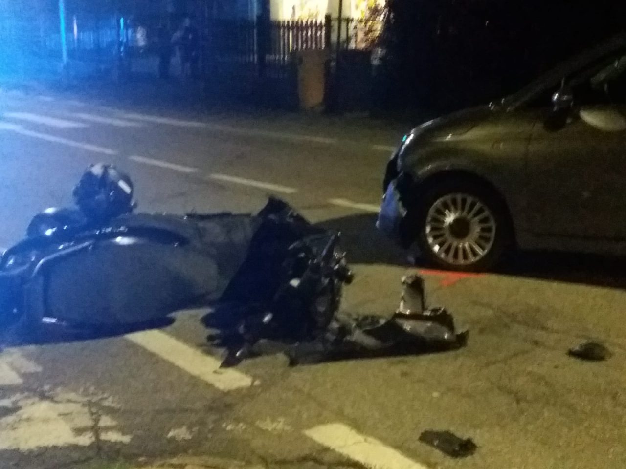 Grave incidente: auto travolge motociclo