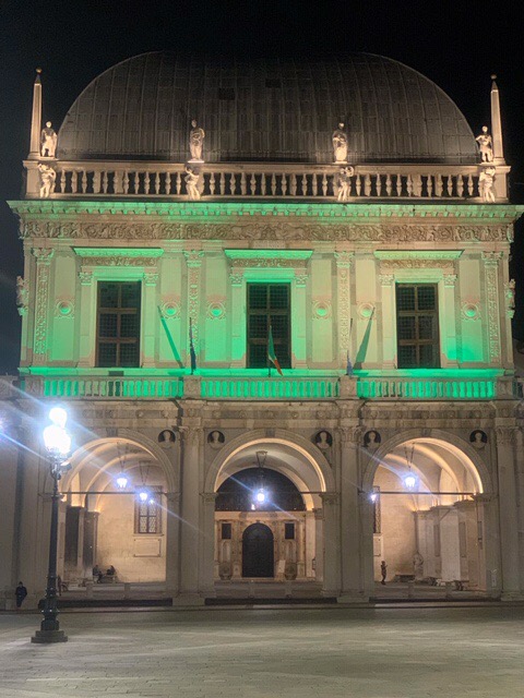 Loggia illuminata di verde per la Giornata della salute mentale