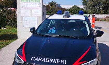 Prende a calci l'auto dei Carabinieri: arrestata una donna