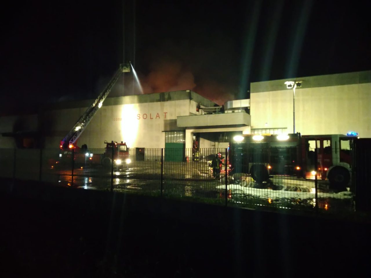 Incendio alla Solat di Castelletto di Leno: fiamme ancora vive e pompieri in azione