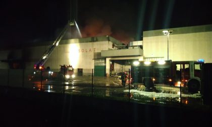 Incendio alla Solat di Castelletto di Leno: fiamme ancora vive e pompieri in azione