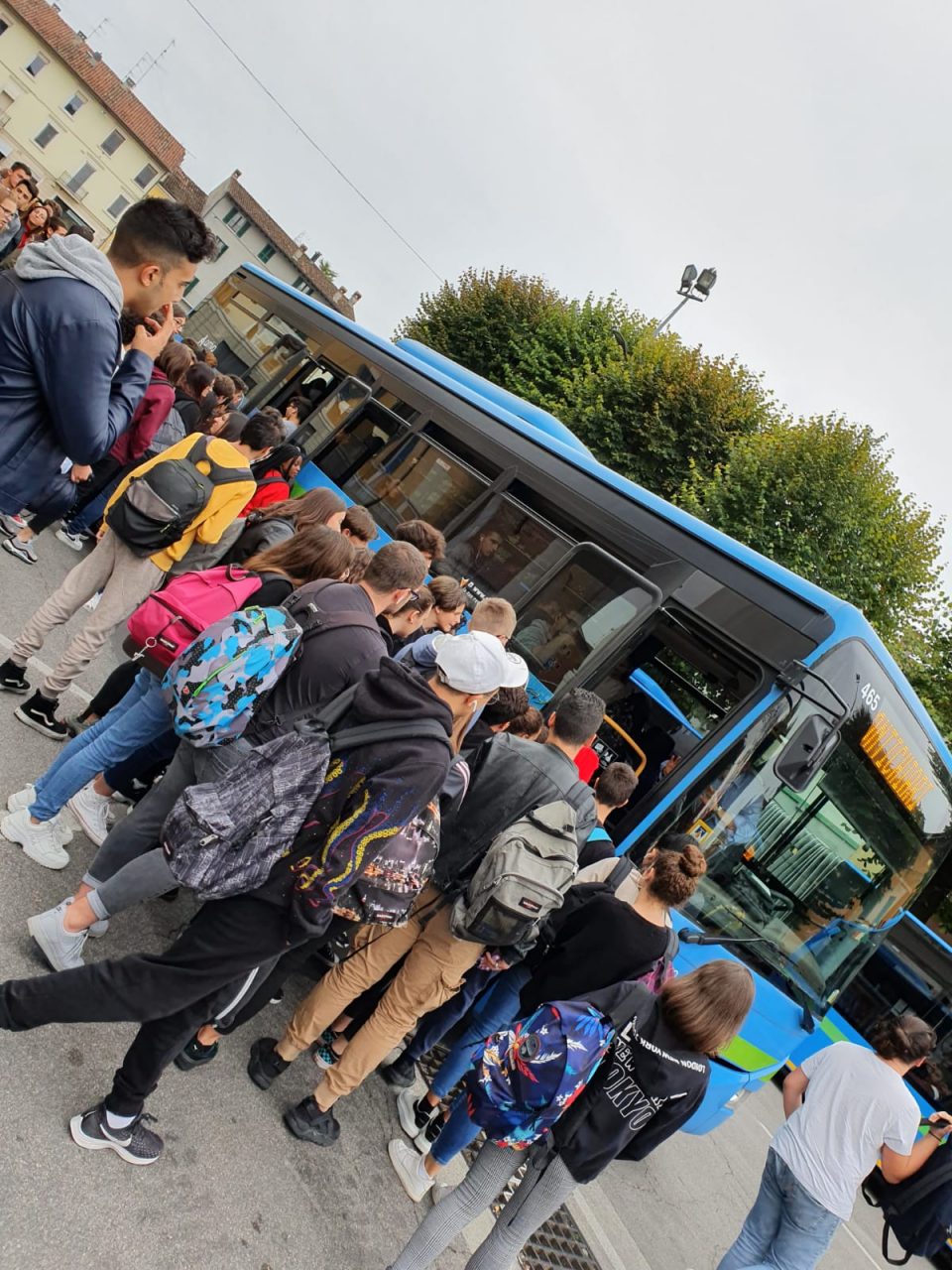 Ogni giorno rischiano di rimanere a piedi, gli studenti si mobilitano per avere più bus