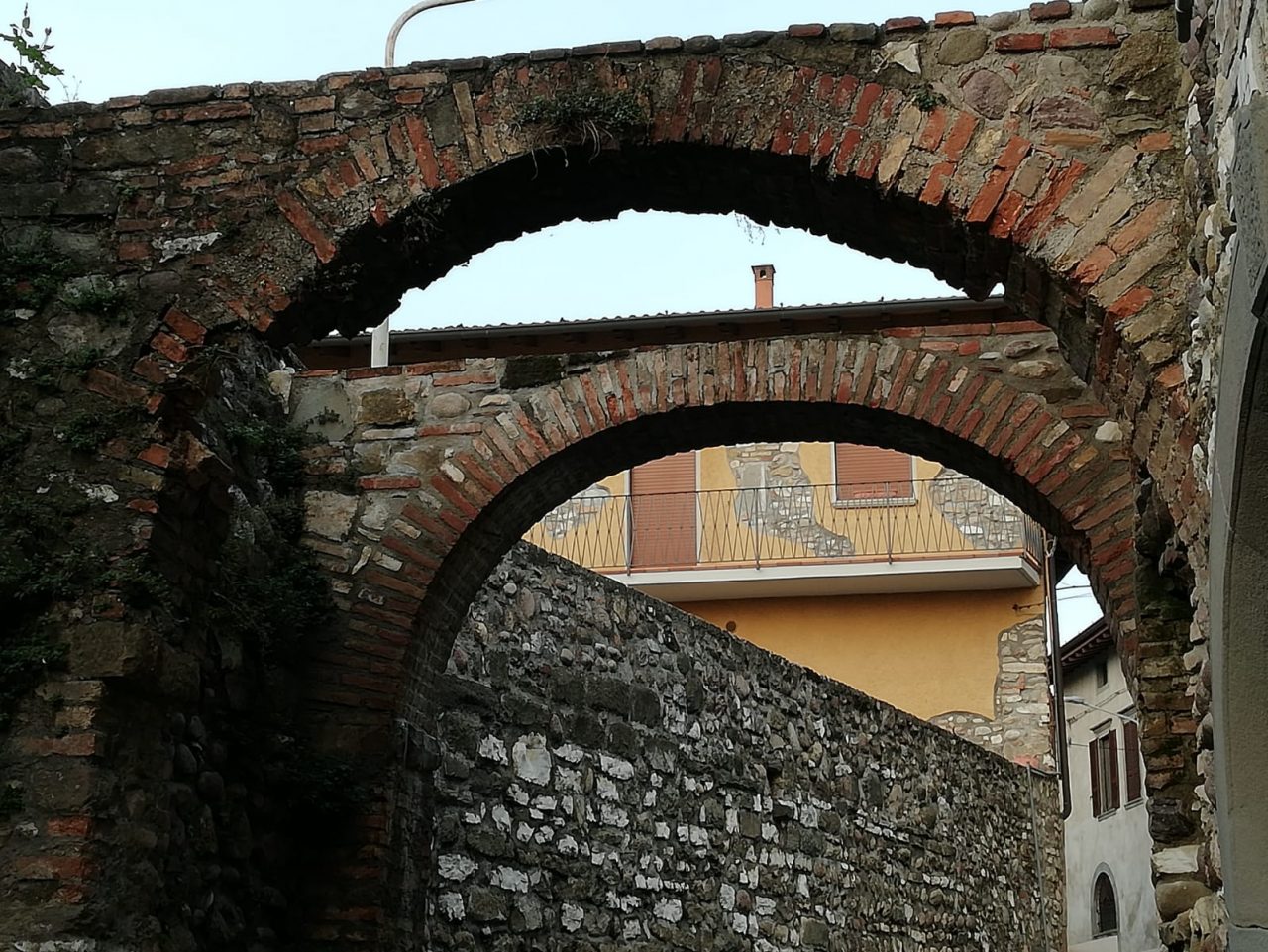 Colpito l’arco al Monte di Capriolo, chiusa la strada