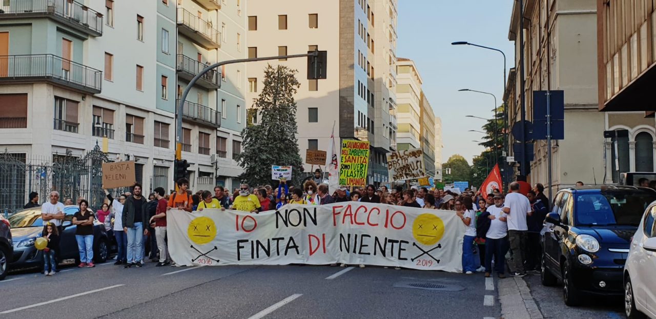 In migliaia alla manifestazione dell’ambiente per dire Basta Veleni