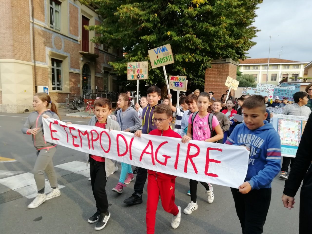 Gli studenti di Ghedi scendono in piazza per l’ambiente FOTO e VIDEO