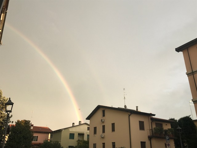 Chiari si colora con l’arcobaleno